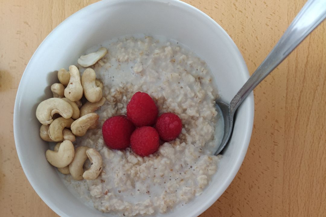 Porridge de Avena con fruta y frutos secos.