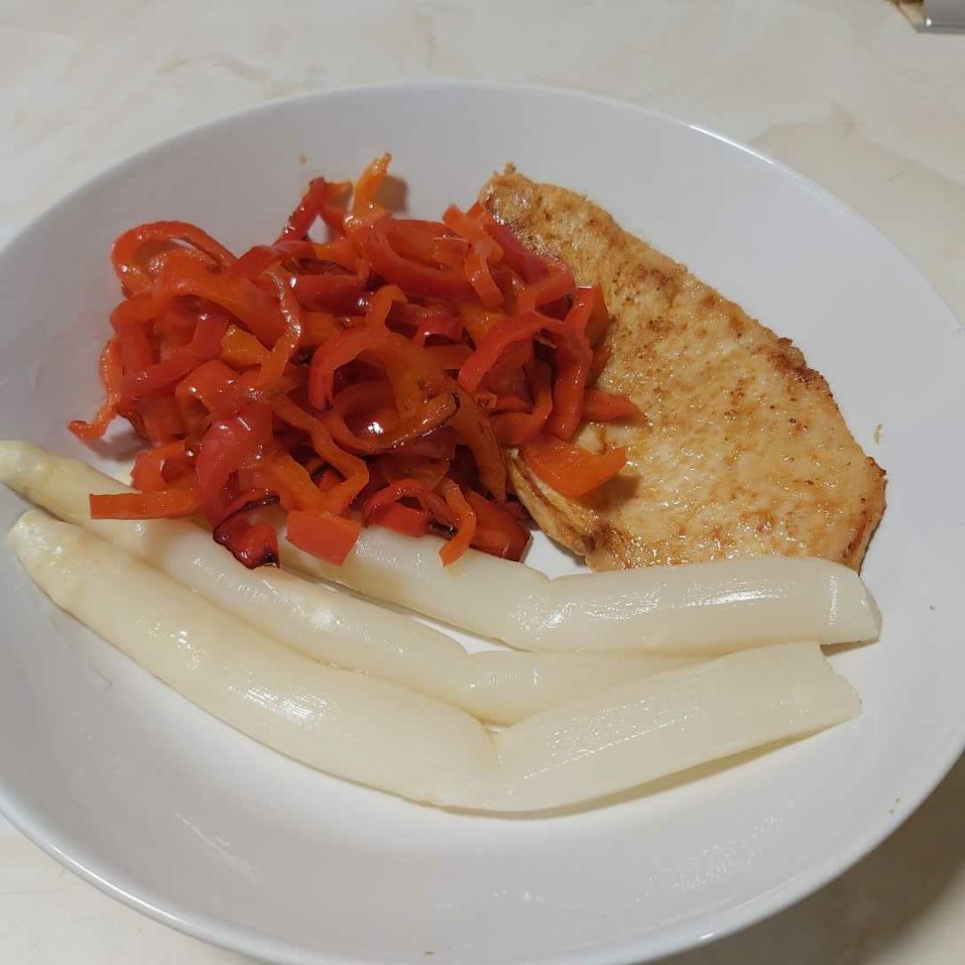 Pollo a la plancha con pimientos y espárragos. 