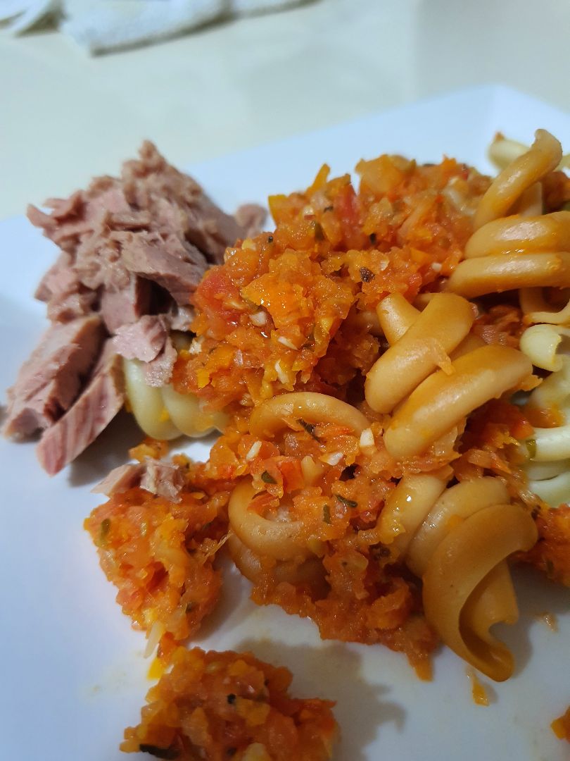 Pasta con salsa de tomate realfood acompañado de atún al natural Pasta con salsa de tomate realfood acompañado de atún al natural