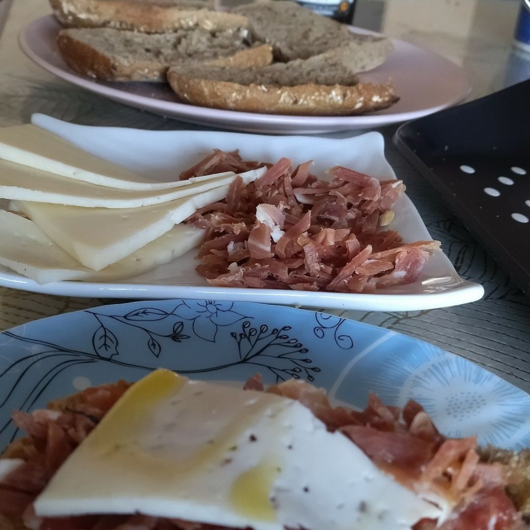 Pan integral de centeno con semillas acompañado con jamón serrano ,lomo ,queso semicurado  y como no! AOVE.