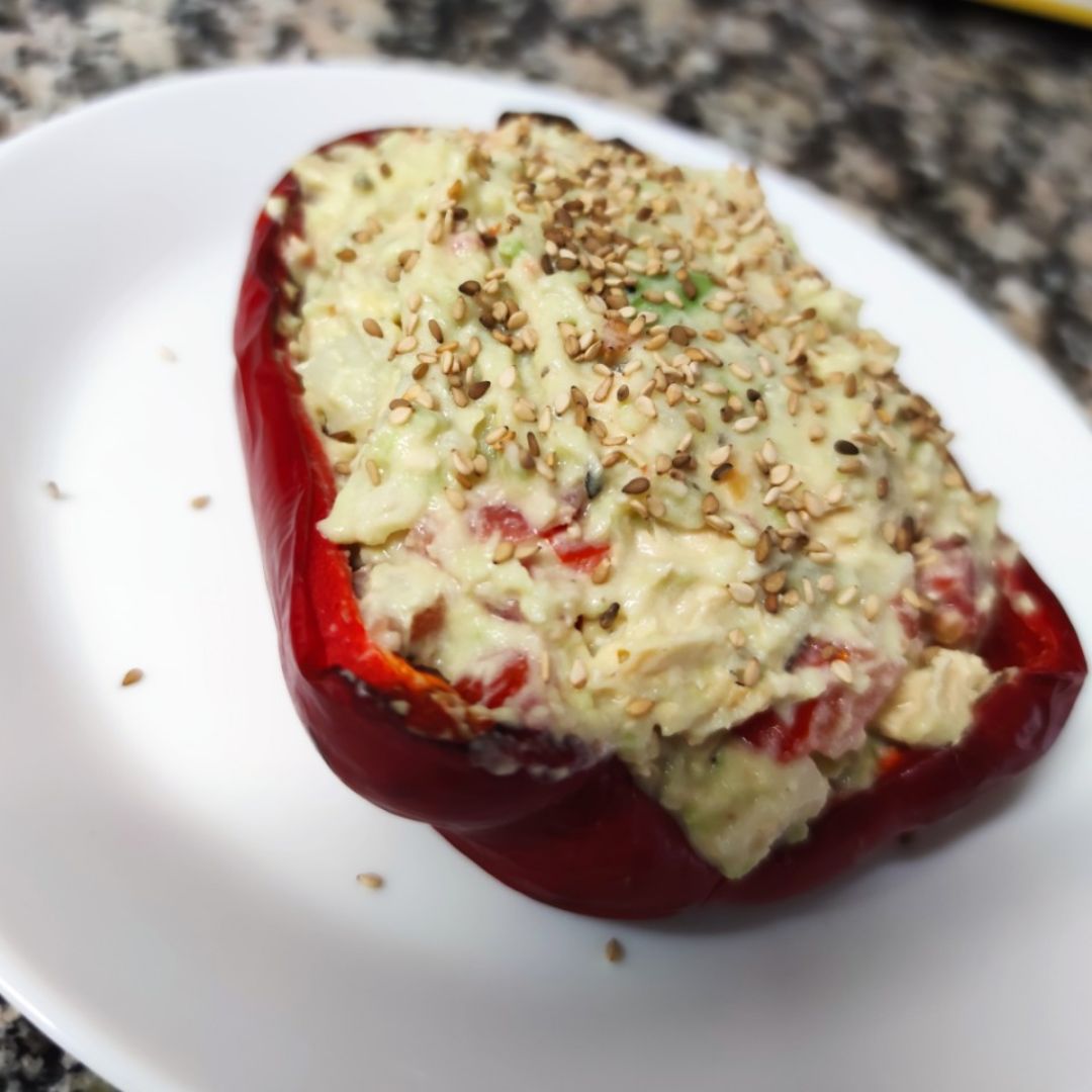 Pimiento relleno de ensalada de pollo y patata