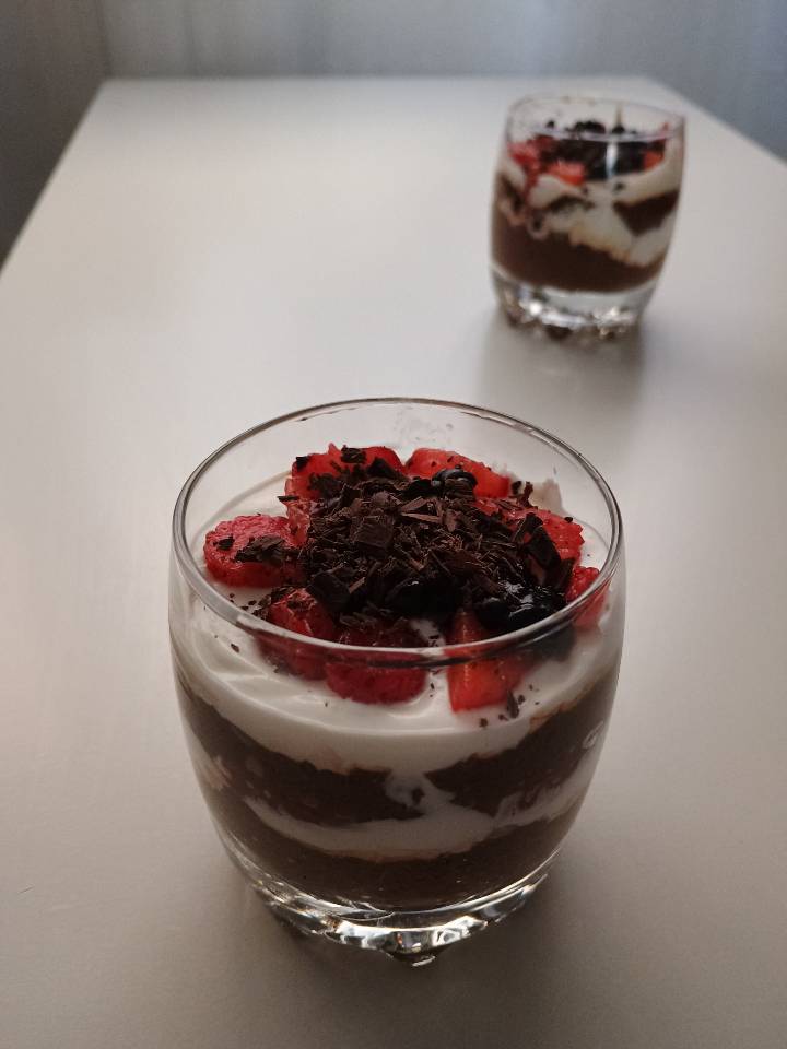 Tiramisú de chia con frutos rojos