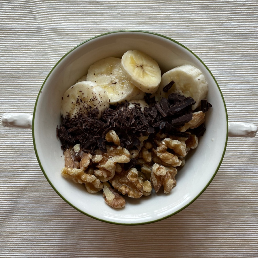 Bol de yogur, chía y plátano