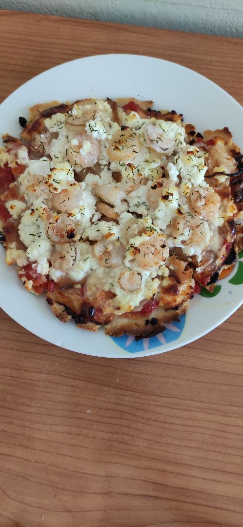 Pizza de salmón ahumado, requesón, gambas y cebolla