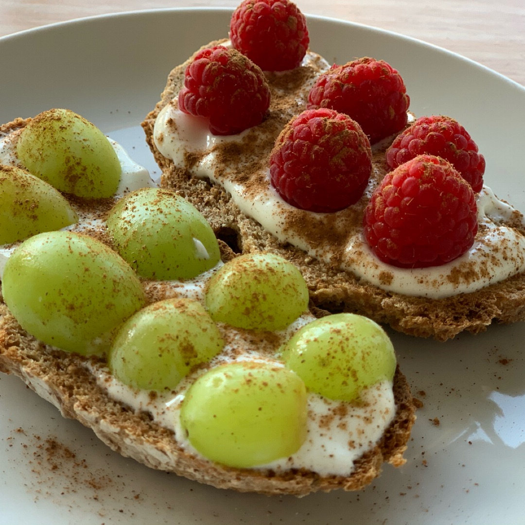 Tostadas de queso y fruta