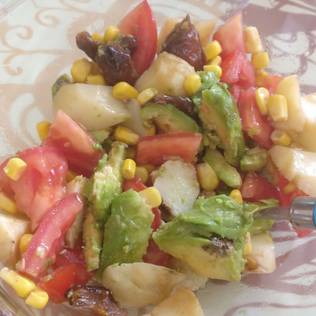 Ensalada tomate aguacate papa maíz y dátil