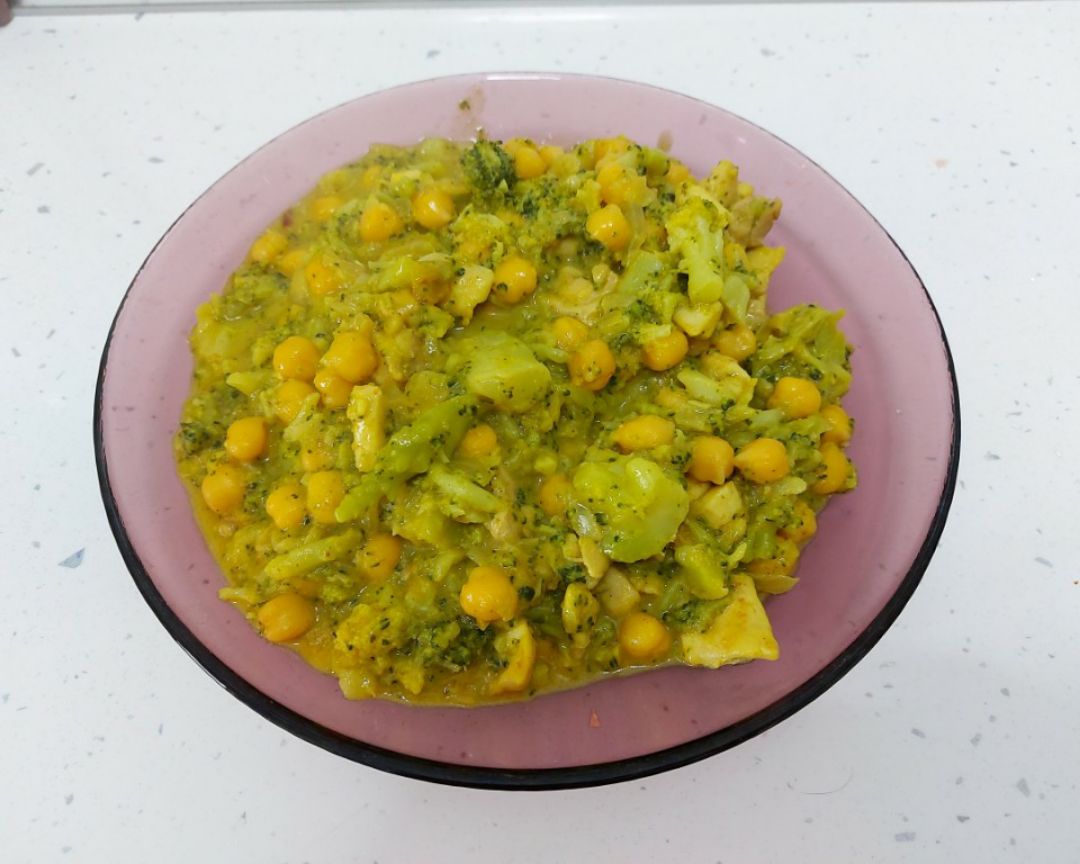 Garbanzos al curry con pollo y brocoli Garbanzos al curry con pollo y brocoli