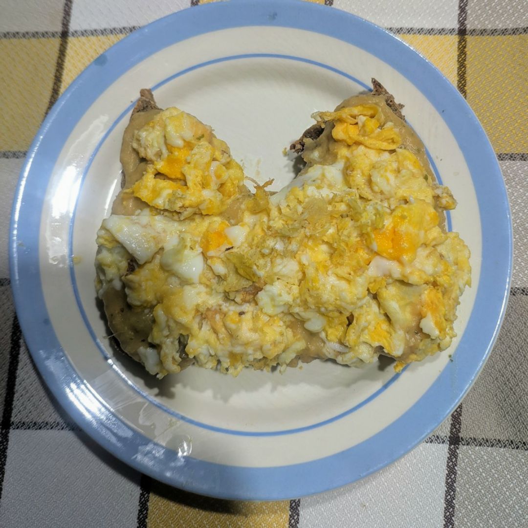 Tostada de pan integral de espelta casero con hummus y huevos revueltos
