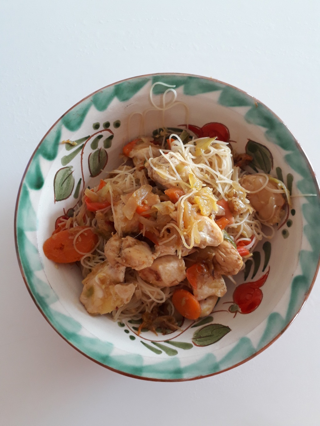Wok de verduras con fideos chinos y pollo