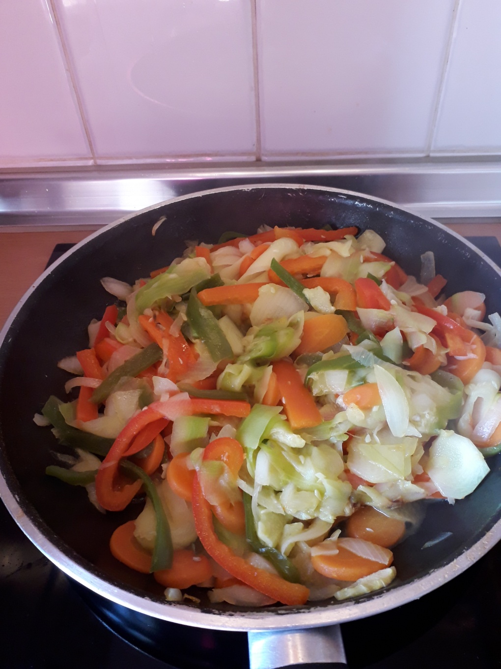 Wok de verduras con fideos chinos y polloStep 0