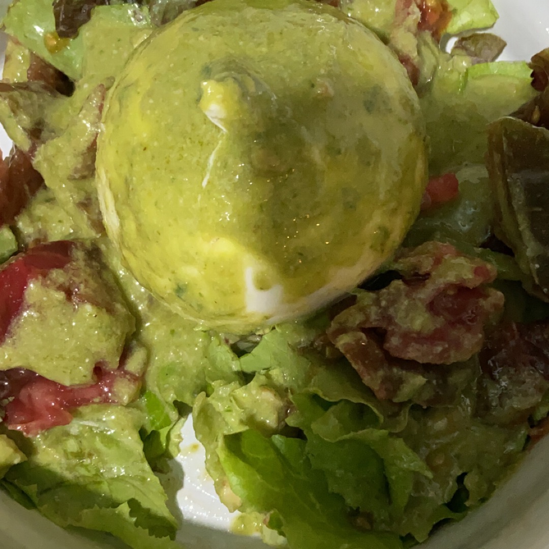 Ensalada de burrata con lechuga, tomate y pesto de nueces