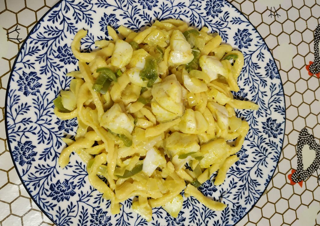 Pasta al huevo con verduritas y bacalao al curry 