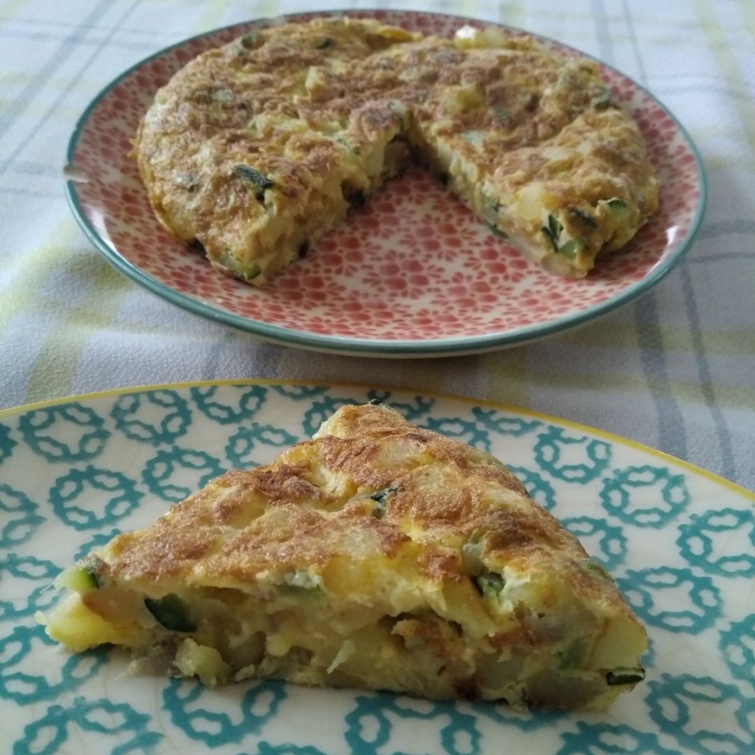 Tortilla de patata, calabacín y cebolla