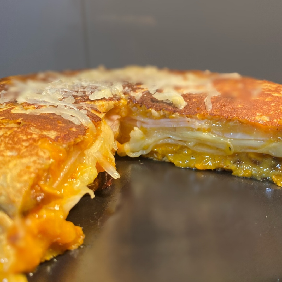 Tortilla de boniato 🍠 rellena de  mozzarella y pavo 