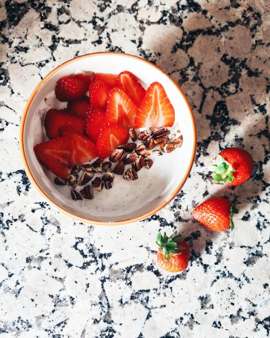 Yogurt natural con canela y fruta Yogurt natural con canela y fruta
