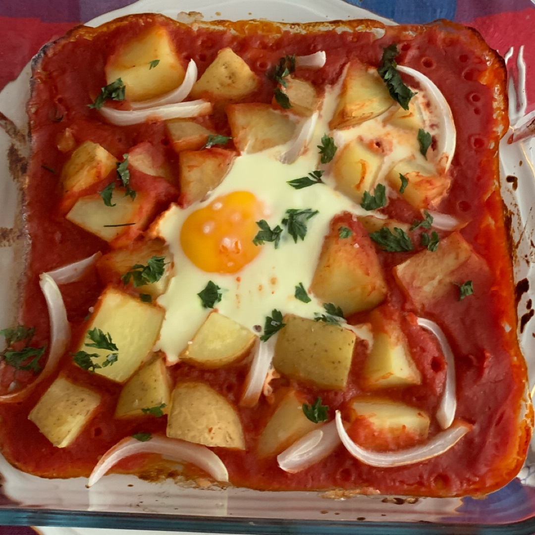 Cazuela de huevo, tomate y patatas