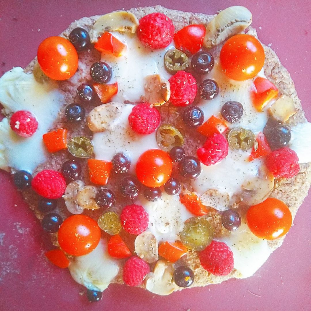 Pizza de quinoa y avena con frutos rojos