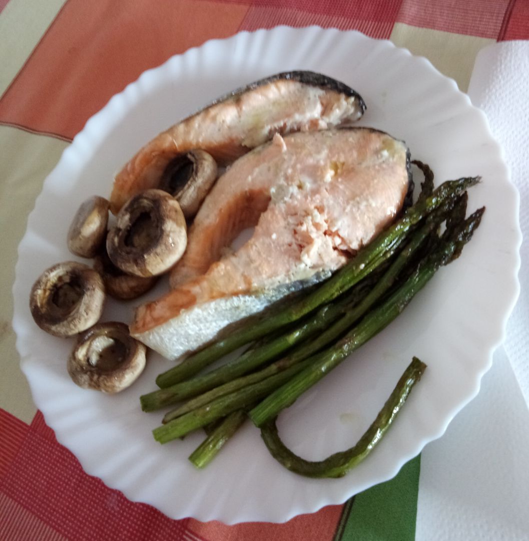 Salmón al horno con espárragos y champiñones 