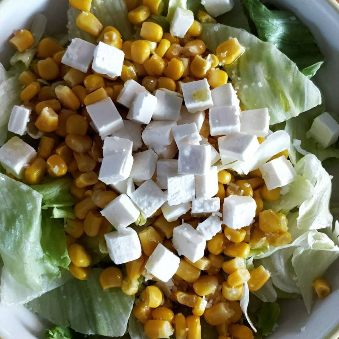 Ensalada con maíz y queso feta Ensalada con maíz y queso feta