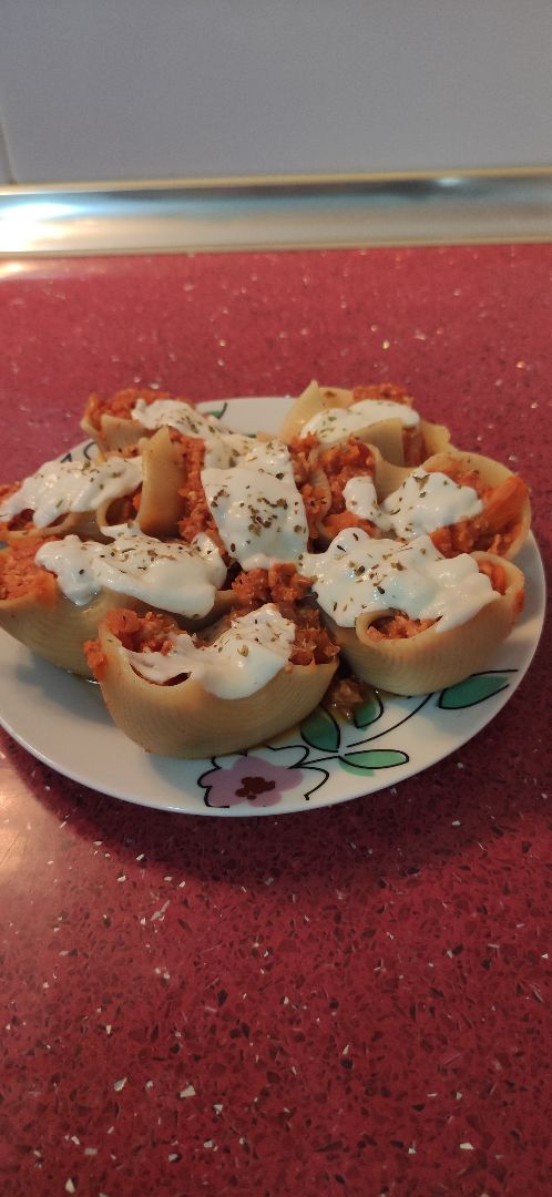 Barquitas de pasta rellenas de boloñesa.