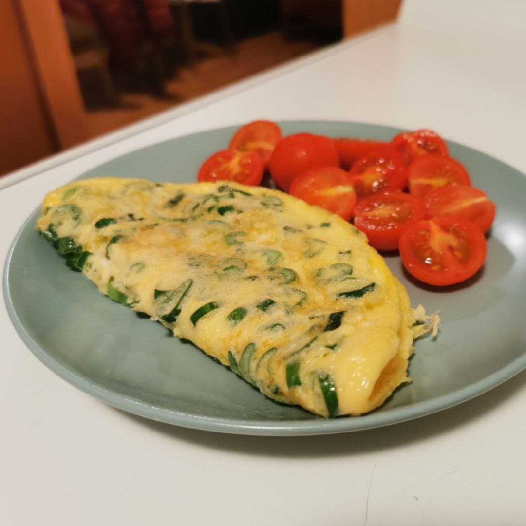 Tortilla francesa con cebolleta verde