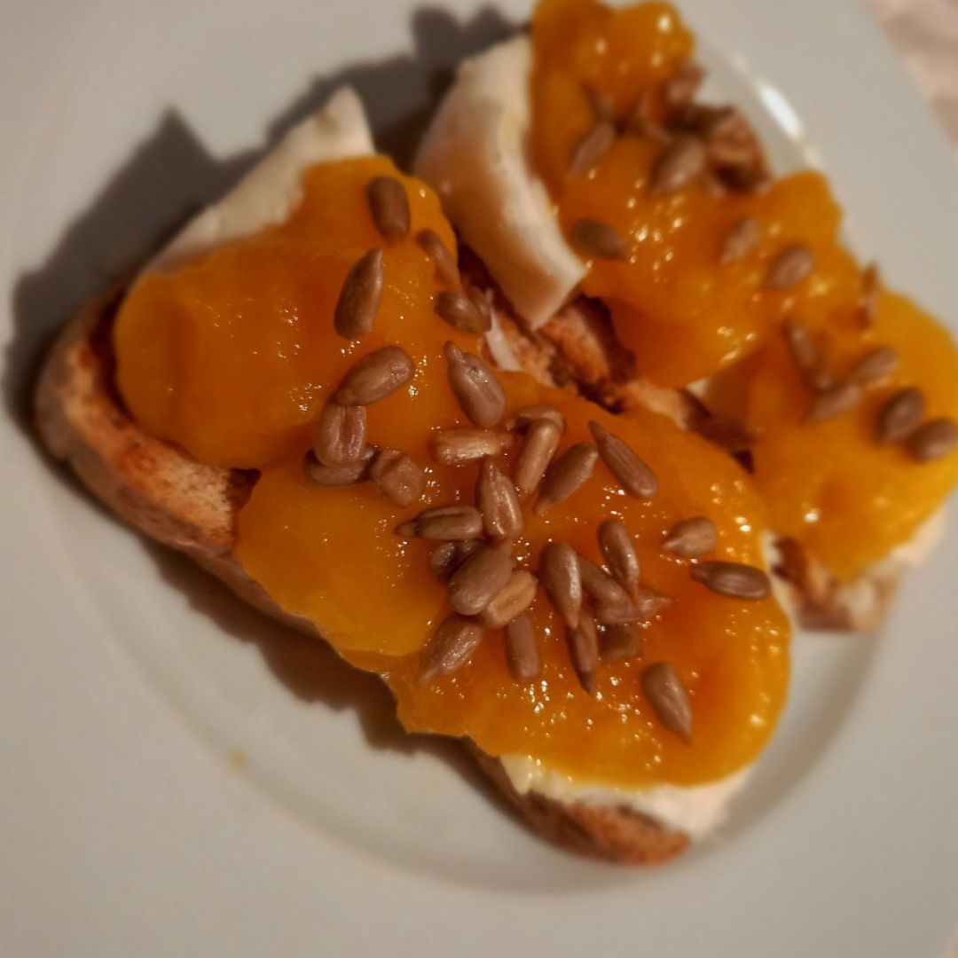 TOSTADA CON QUESO Y MERMELADA DE MANGO