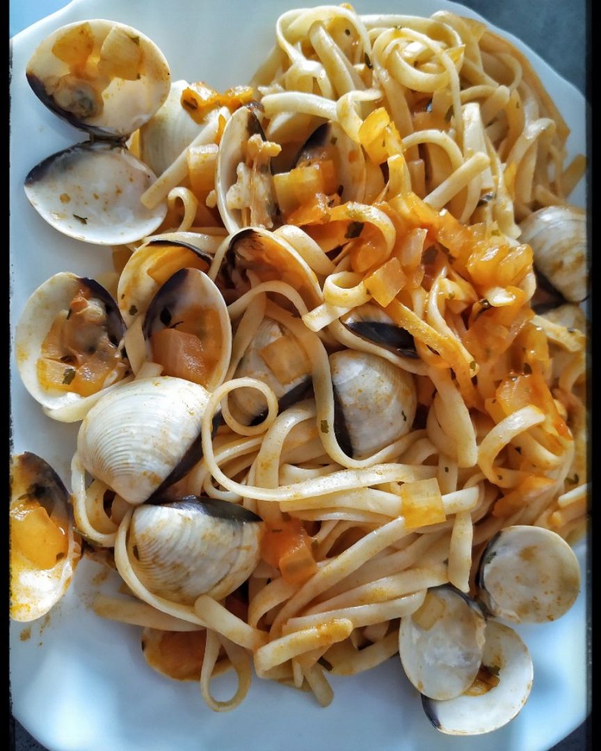 Spaghetti con almejas y calamares