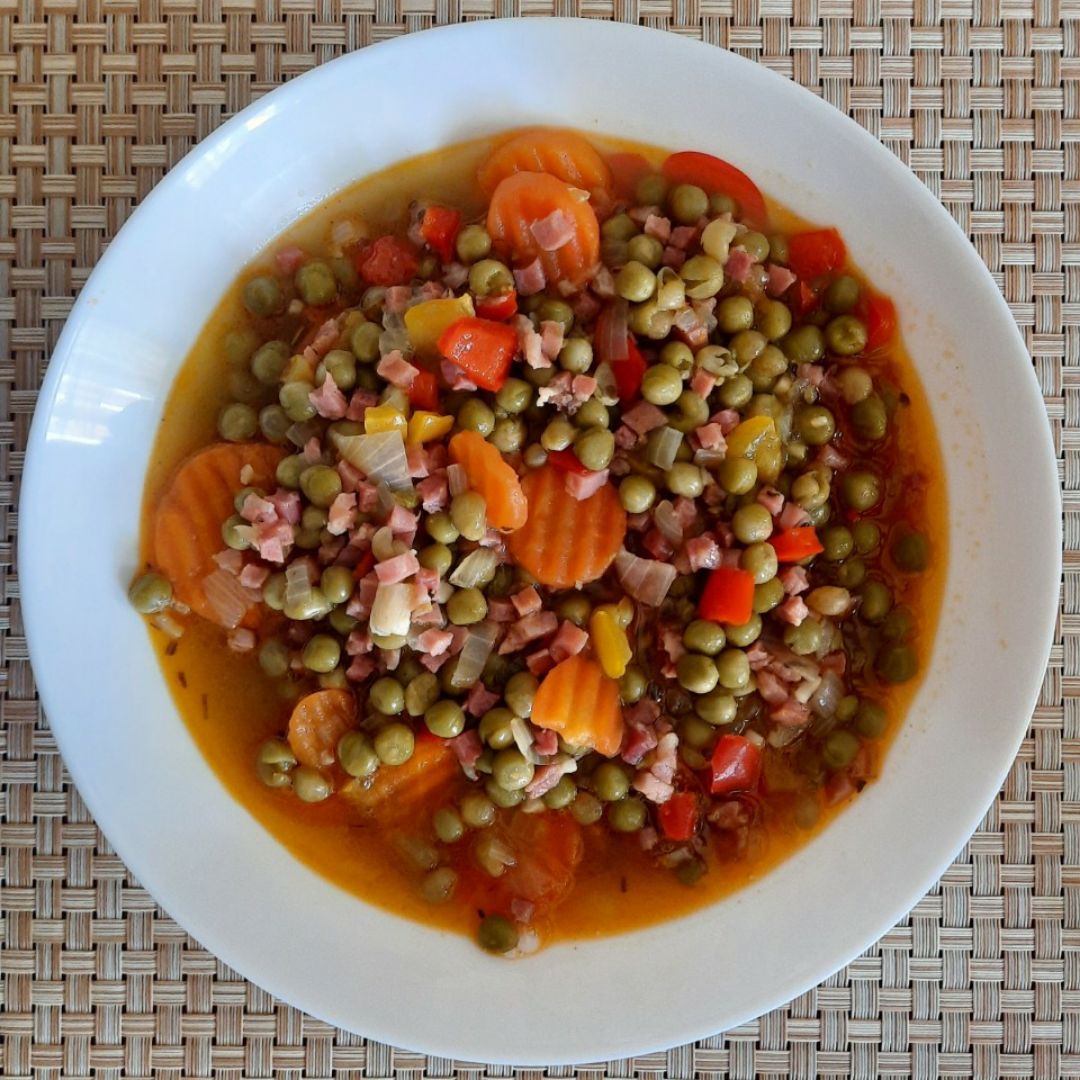 Guisantes con verduras y taquitos de jamón Guisantes con verduras y taquitos de jamón
