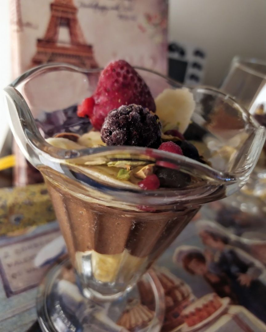 Pudin de chocolate con chía, plátanos,frutos rojos y pistacho