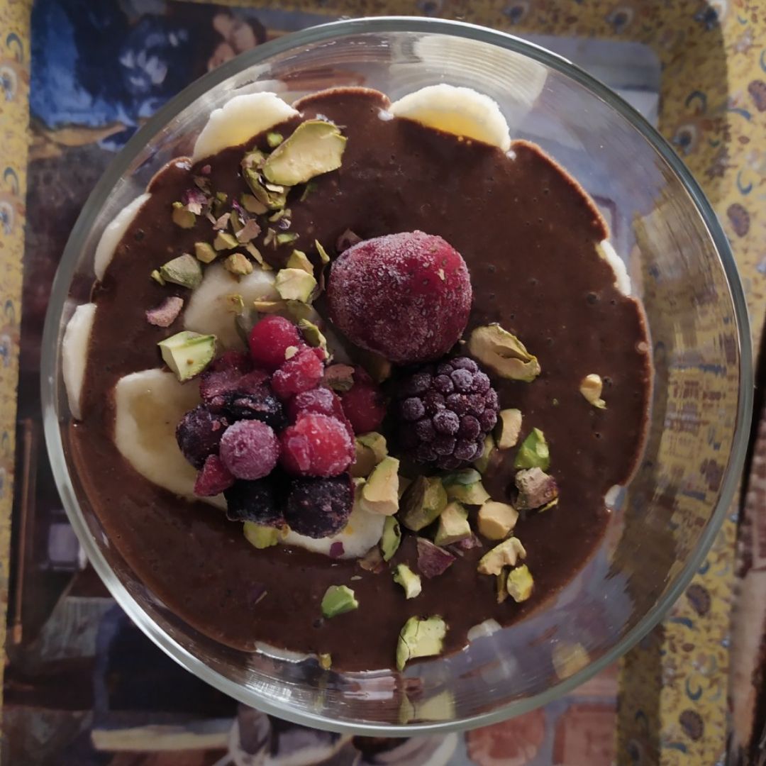 Pudin de chocolate con chía, plátanos,frutos rojos y pistacho Paso 1