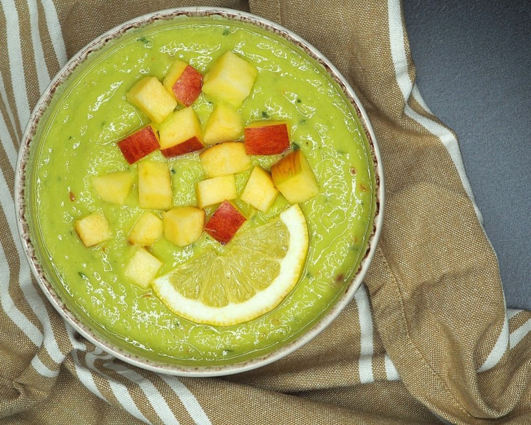 SOPA FRÍA DE AGUACATE Y MANZANA SOPA FRÍA DE AGUACATE Y MANZANA