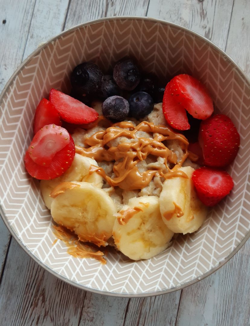 Porridge plátano, arándanos y fresas