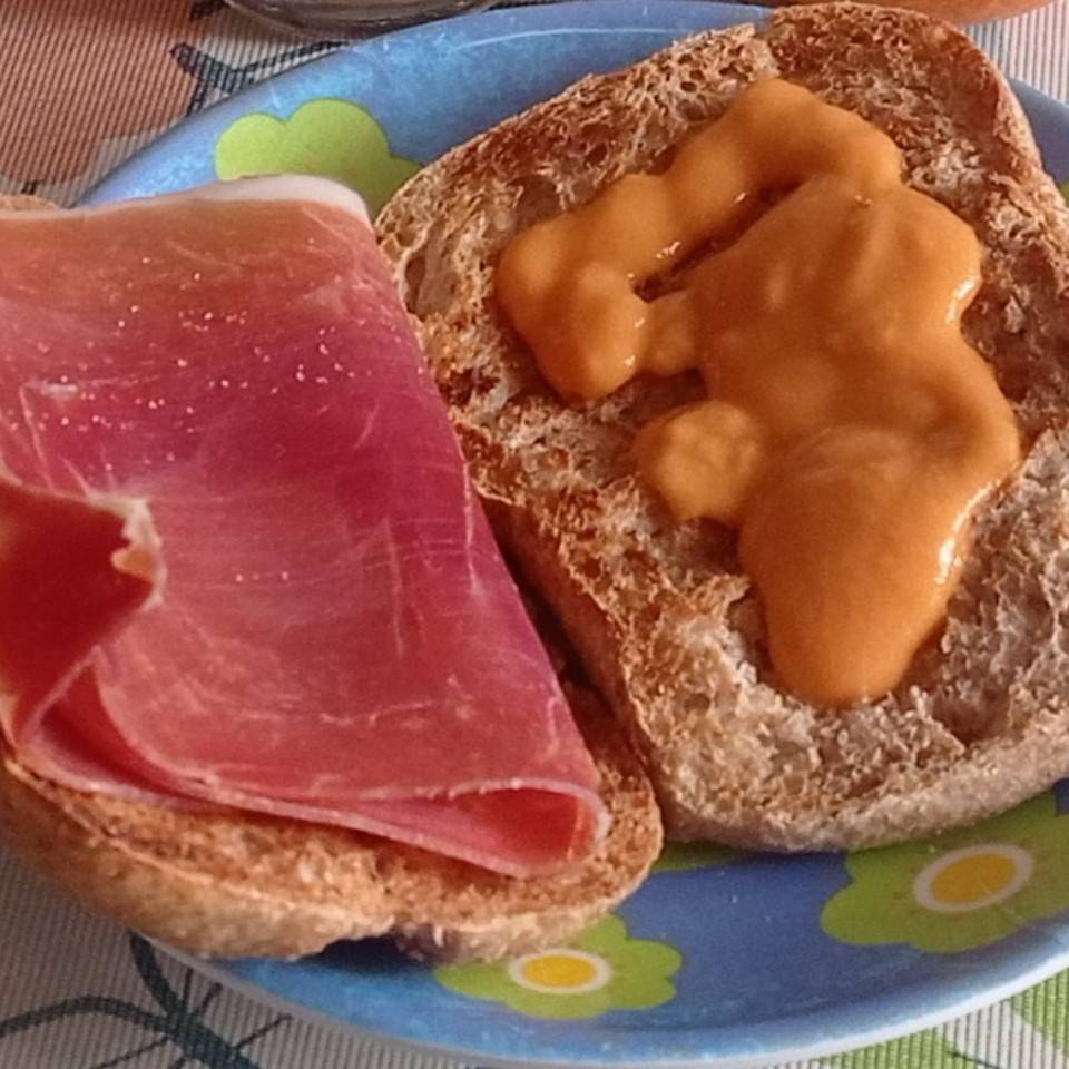 Tostada con salmorejo y jamón