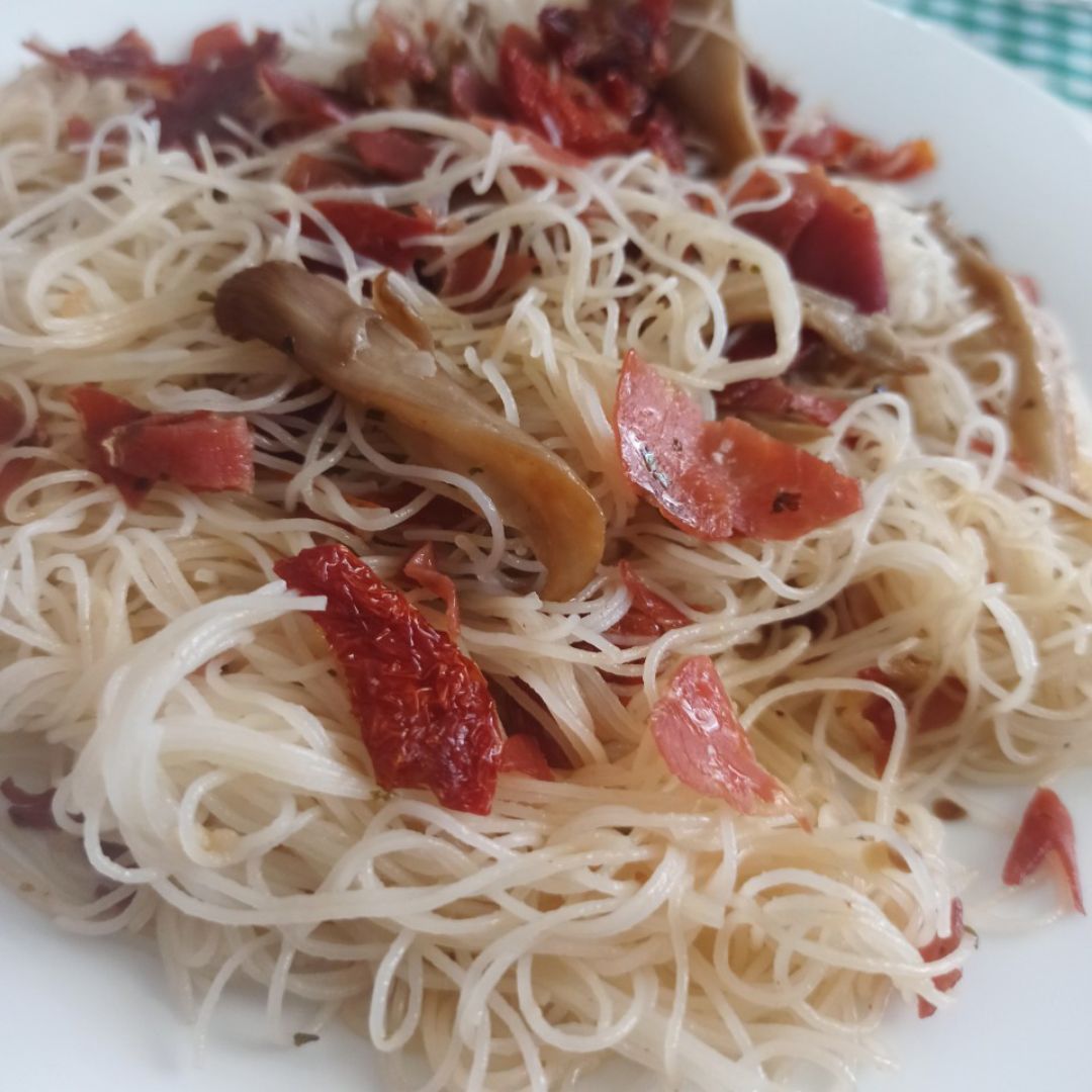 Fideos de arroz con setas, tómate seco y jamón. Fideos de arroz con setas, tómate seco y jamón.