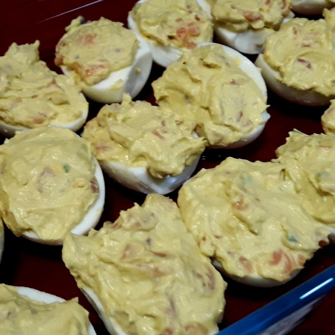 Huevos rellenos de salmón y aguacate Huevos rellenos de salmón y aguacate