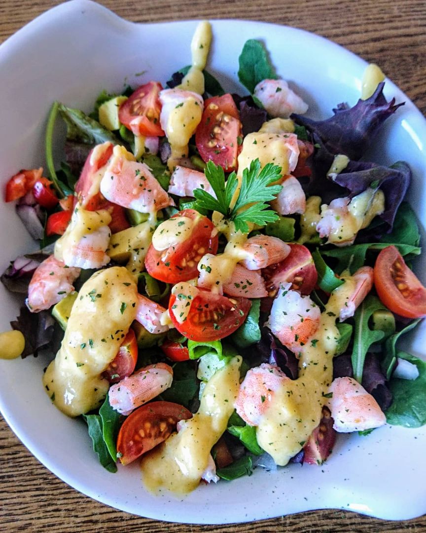 Ensalada de langostinos con salsa de mango