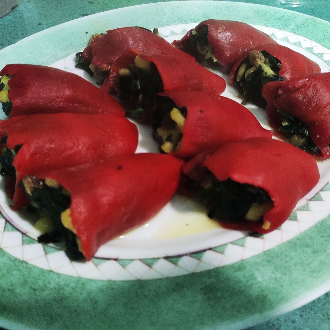 Pimientos de piquillo rellenos de espinacas y manzana Pimientos de piquillo rellenos de espinacas y manzana