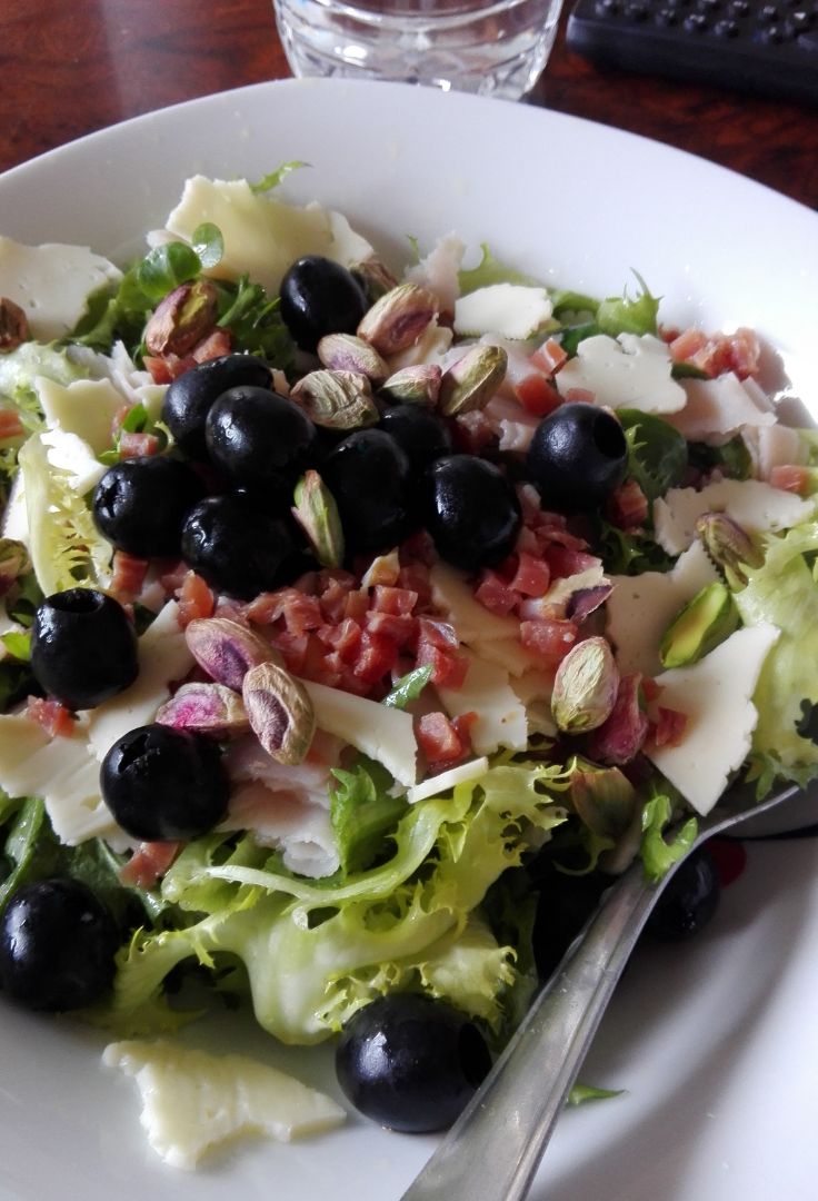 Ensalada de brotes tiernos, queso, jamón serrano, tomates cherry, pistachos y aceitunas negras. Ensalada de brotes tiernos, queso, jamón serrano, tomates cherry, pistachos y aceitunas negras.