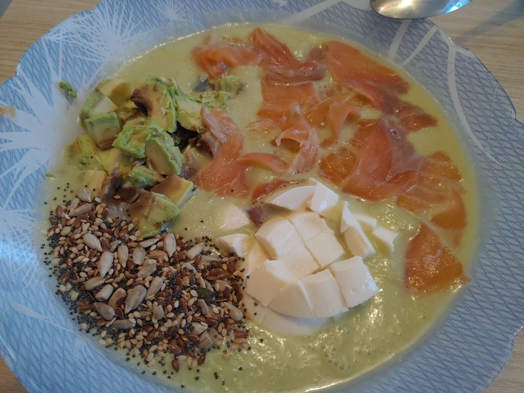 Crema de aguacate con guarnición variada Crema de aguacate con guarnición variada
