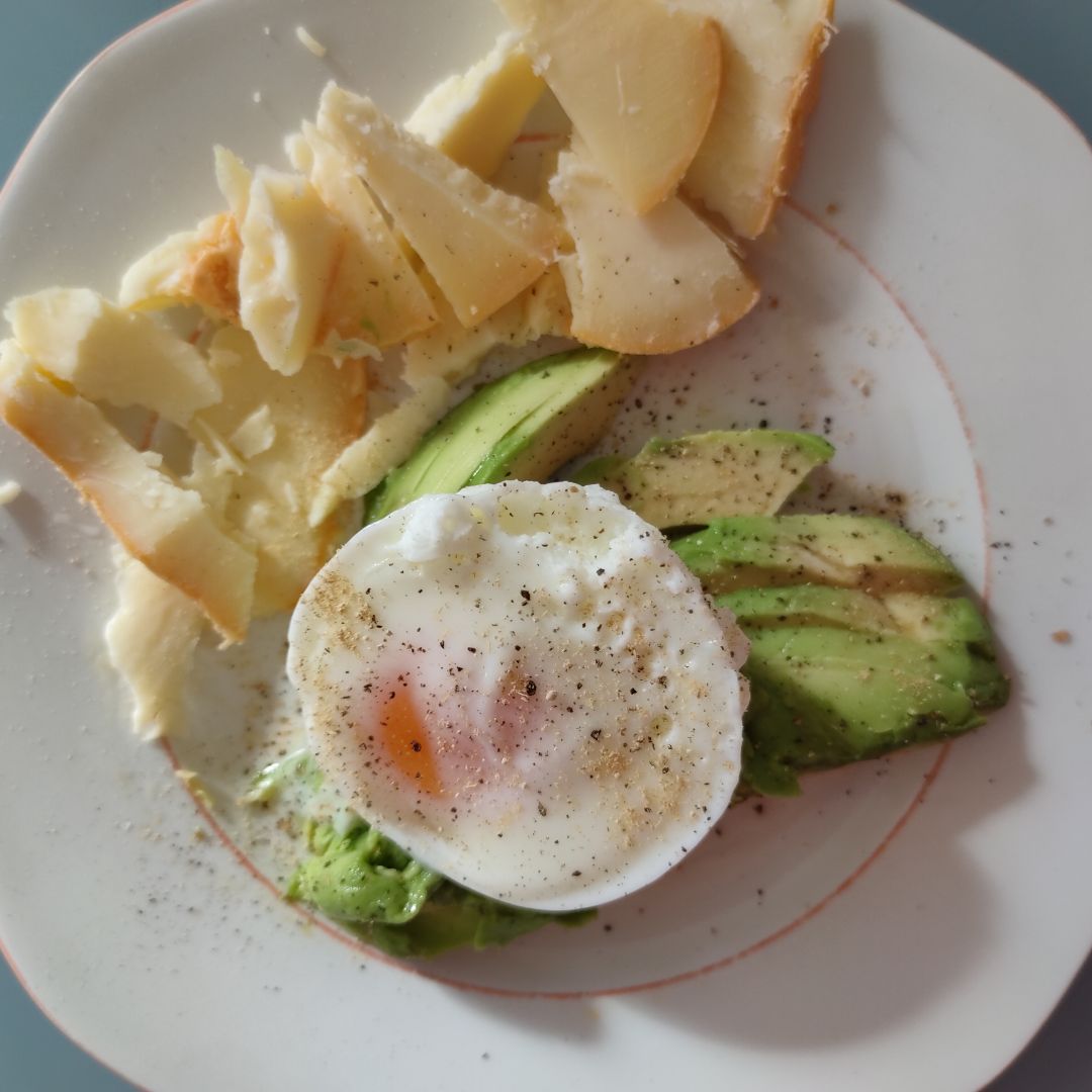 DESAYUNO KETO: queso de Mahon, aguacate y huevo escalfado DESAYUNO KETO: queso de Mahon, aguacate y huevo escalfado