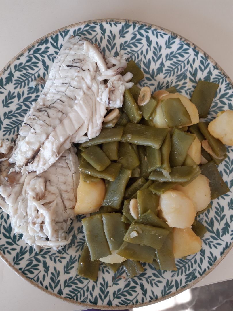 Dorada al horno con judias y patatas esparragadas