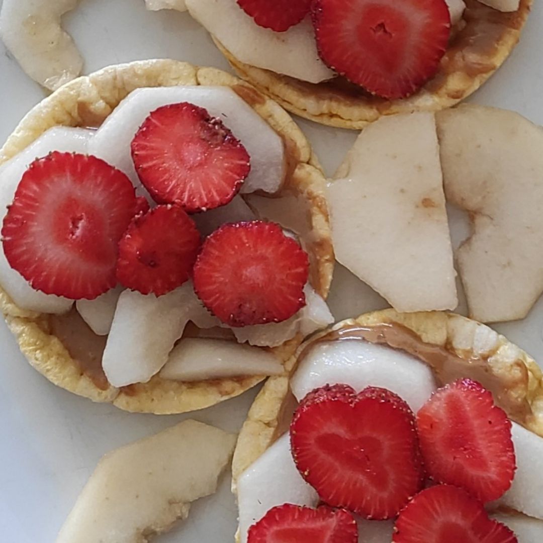 Tortitas de maíz con crema de cacahuete, pera y fresas