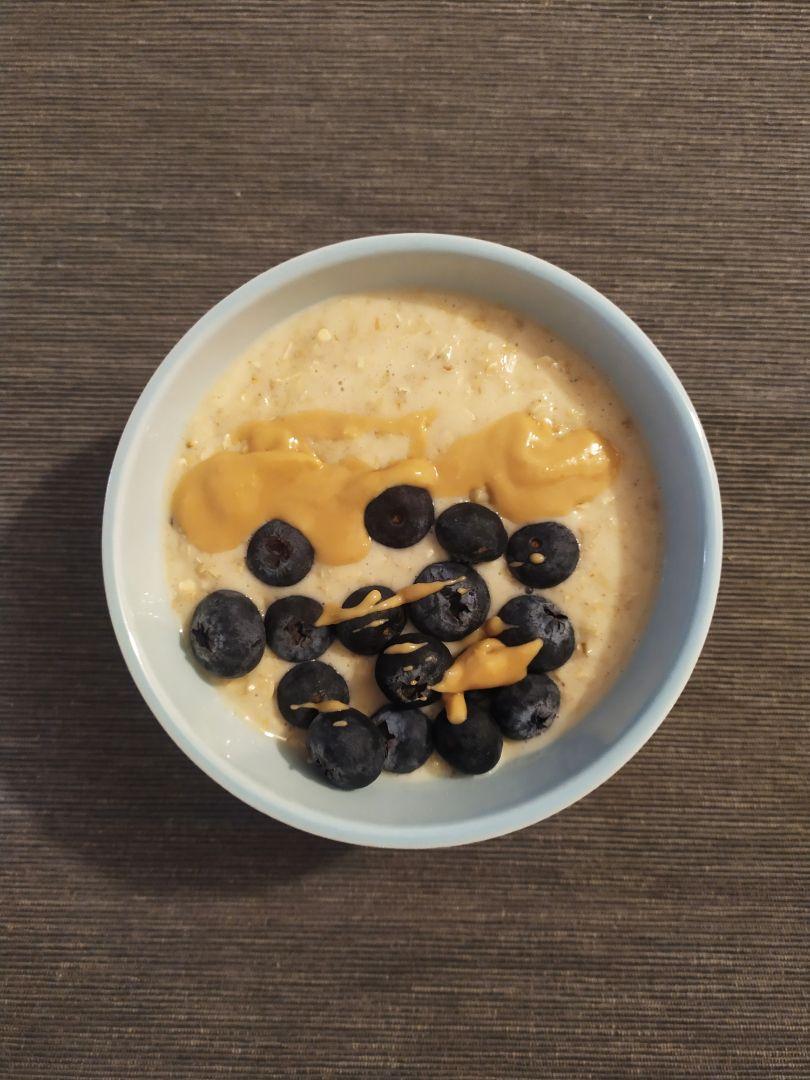 Porridge / gachas de avena, arándanos y mantequilla de cacahuete