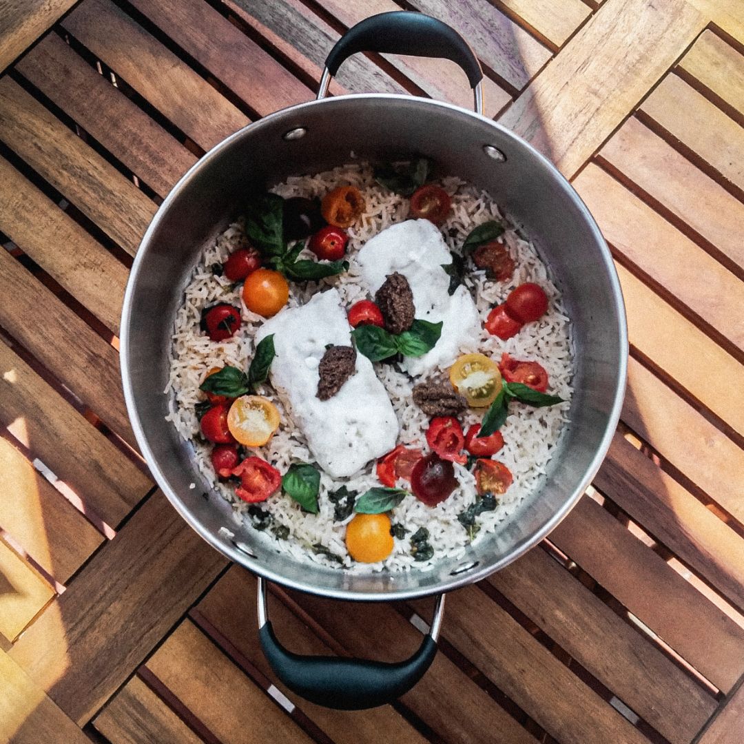 Merluza a la sartén con arroz basmati, cherrys y albahaca Merluza a la sartén con arroz basmati, cherrys y albahaca