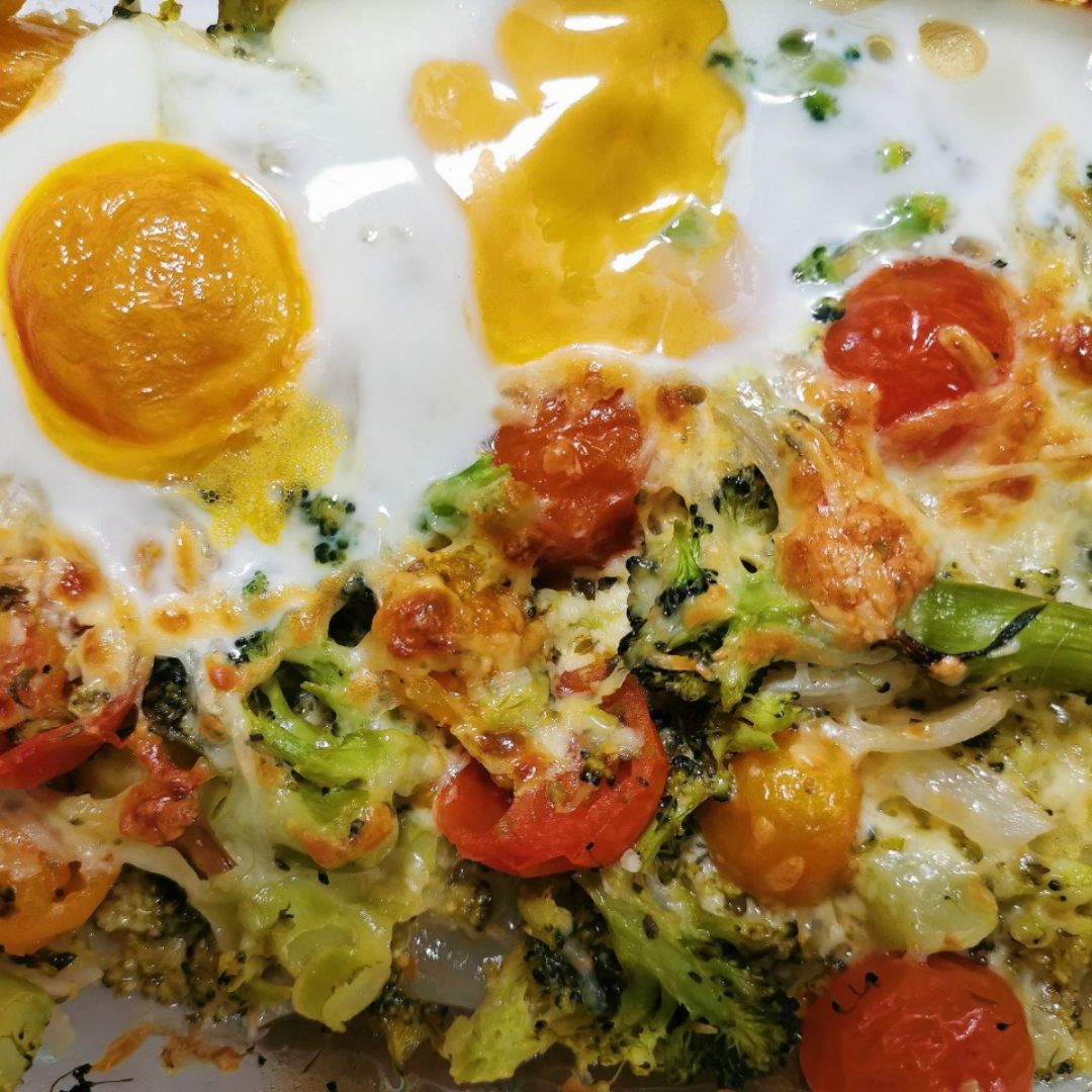 Brocoli con tomate cherrys, huevo y queso 