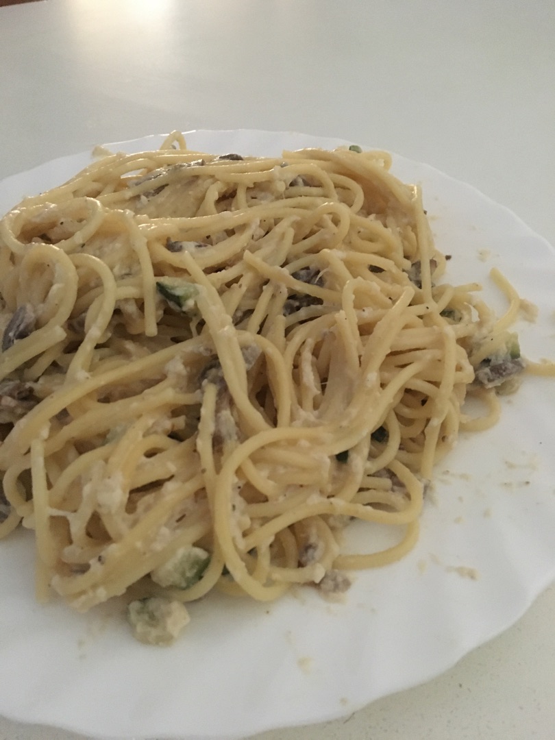 Espaguetis con champiñones, calabacín y queso