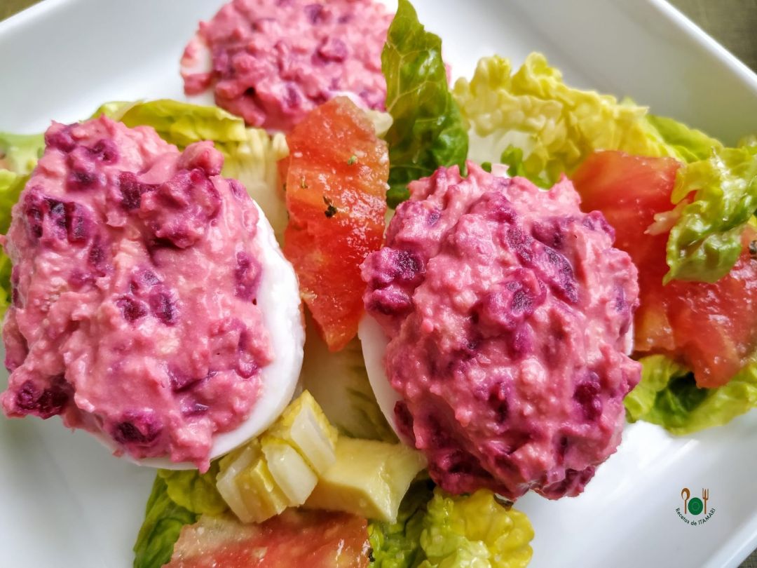 Huevos rellenos de hummus y remolacha