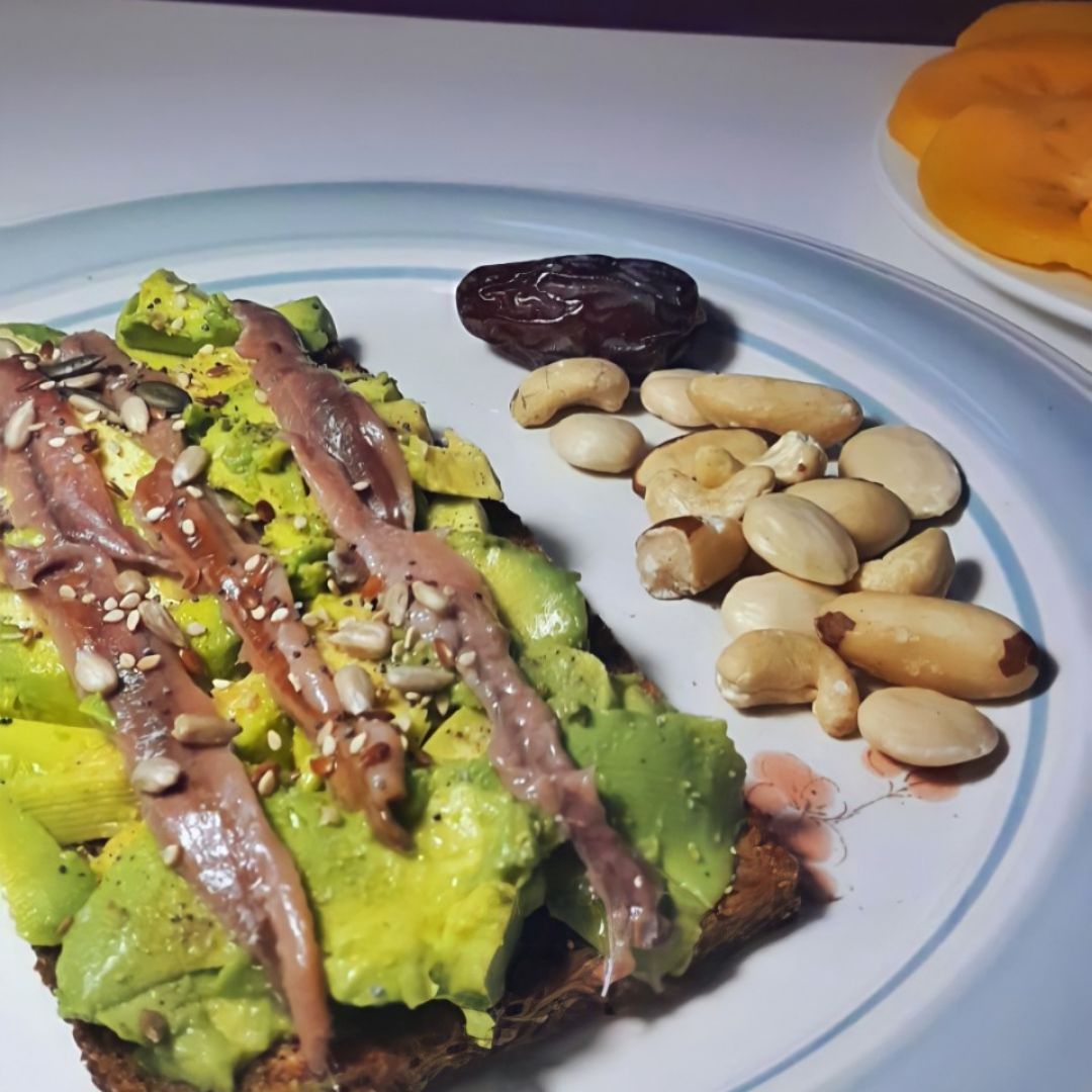 ~ Tostada de aguacate y anchoas ~ ~ Tostada de aguacate y anchoas ~