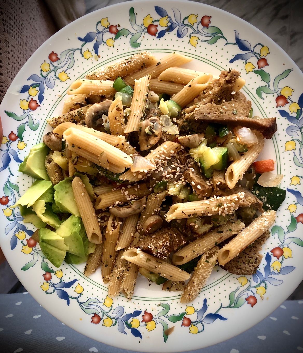 Macarrones con seitán y verduras