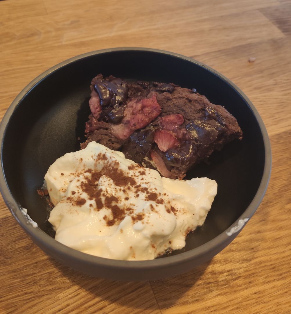 Bizcocho Templado de Chocolate y Fresas Con Yogurt Bizcocho Templado de Chocolate y Fresas Con Yogurt